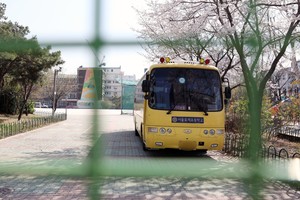 2020年3月31日，在韩国首尔，一辆小学校车停在校园里。（图：新华社/纽西斯通讯社）