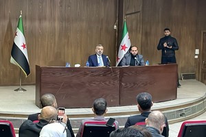 叙全国对话会议筹备委员会发言人哈桑‧达吉姆（左）23日在新闻发布会上发言。（图：Medialine）