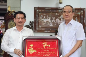 市人委会常务副主席杨玉海（左）探望已故阮善成教授家属。