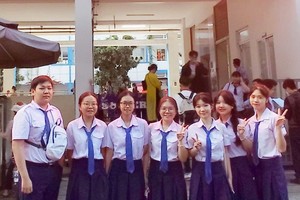 文朗学校华人学生参加中文科市级优秀生会考。