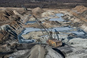 当地时间2025年2月25日，乌克兰日托米尔地区，铲斗式挖掘机在开采稀土材料。（图：互联网）