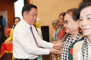 与逾300名模范原女革命囚犯聚会