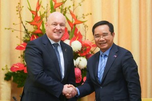 市人委会主席阮文得与新西兰总理克里斯多夫·拉克森合影。