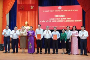 市委副书记、市越南祖国阵线委员会党团书记、主席阮福禄向干部颁发《决定》。