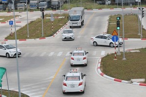 汽车驾照考核现场。