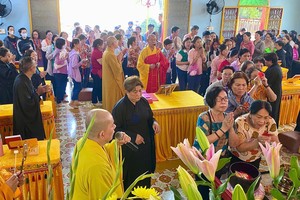 新春期间，信众前往各寺院精舍礼佛求福。