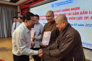 市资源与环境厅长阮全胜向各宗教单位代表颁授粉红簿。