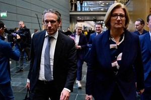 双方代表会谈后离开。（图：互联网）