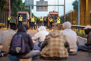 一群难民正在与阻挡他们的宪兵对峙。（图：互联网）