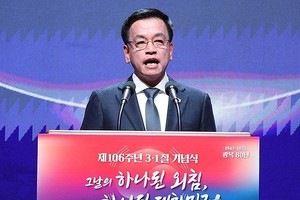 3月1日，在首尔钟路区崇义女子大学，韩国代行总统职权的副总理兼企划财政部长官崔相穆出席三一独立运动106周年纪念仪式并致辞。（图：韩联社）