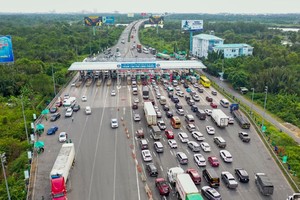 本市-隆城高速公路隆福收费站一隅。（图：琼陈）