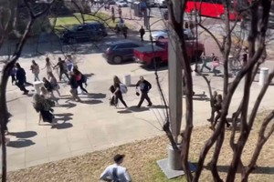 达拉斯举行全国啦啦队锦标赛期间因有人打斗而被误以为发生枪击案，人群夺路而逃。（图：视频截图）