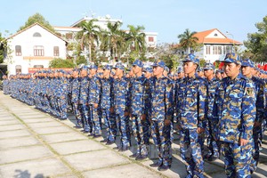 本市新战士踊跃报名参与军事训练。