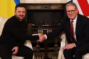 2025年3月1日，英国首相基尔·斯塔默（右）在伦敦市中心与乌克兰总统沃洛德梅尔·泽连斯基举行双边会晤时握手。 （图：AFP）