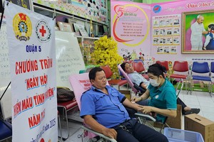 两百劳动者参加捐血义举