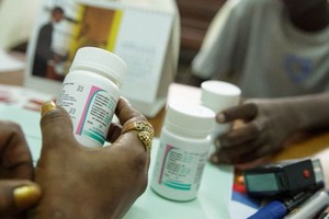 图为一名顾问正在指导一名被确诊为感染了艾滋病毒的青春期男孩如何正确服用抗逆转录病毒药物。（示意图：联合国）