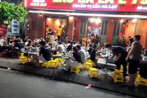 图为旧邑郡阮泰山街上人行道被霸占做餐饮生意。