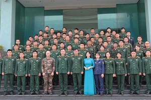 维和教官与学员合影。（图：梅安）