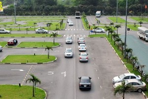 图为汽车驾照考核现场。