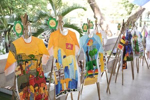 少儿绘制的长衫上绘画作品。（图：H.C）