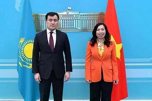 越南外交部副部长黎氏秋姮（右）与哈萨克斯坦副外长阿里别克·巴卡耶夫。（图：baoquocte.vn）