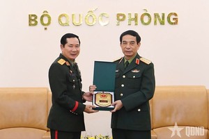 潘文江大将向赛柴‧科马西中将赠送纪念品。（图：人民军队报）