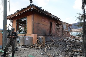 一栋民宅因空军战机炸弹坠落而受损。（图：韩联社）