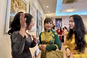 阮蝶99画家的“母子”主题美艺画作与陶瓷制品展览会吸引各界人士前来观赏。（图：市妇女文化宫）