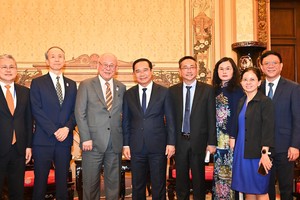 市人委会主席阮文得与日越议员友好联盟代表团合影。