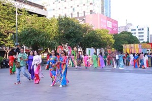 2025年第十一届本市长衫盛会将于本市第一郡阮惠步行街举行。