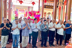 海南会馆理事会代表拈香参拜祈求风调雨顺、国泰民安。