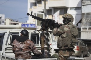 2025年3月7日，增援叙利亚安全部队在叙利亚拉塔基亚部署。（图：AP）