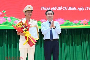 市委常务副书记阮青毅祝贺陈鸿明大校。（图：越勇）