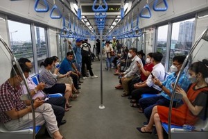 乘坐地铁1号线的乘客。（图：VnE）