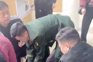 广宁省芒街国际口岸边防部队哨所及时抢救中国游客。