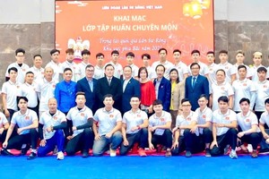 越南龙狮联合会领导与学员在开幕式上合影。