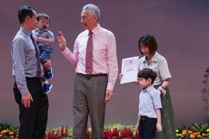 李显龙在南洋理工学院主持德义区新公民仪式。（图：新加坡资讯通信媒体发展局）