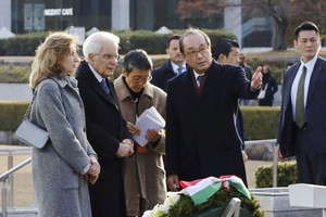 3月8日，在广岛市和平纪念公园，意大利总统马塔雷拉（左二）向核爆遇难者慰灵碑献花，并倾听广岛市长松井一实（左四）的介绍。（图：共同社）