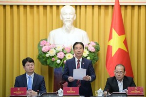 国家主席办公厅副主任范清河（中）在新闻发布会上公布国家主席令。