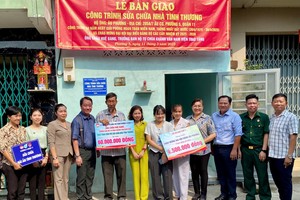 向一位华人移交温情屋