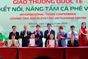 德乐省咖啡企业与合作伙伴签署协议。