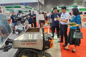 企业向参观者介绍新碾米技术及设备。