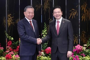 越南共产党中央总书记苏林与新加坡总理、新加坡人民行动党秘书长黄循财。（图：越通社）