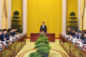 国家主席梁强（中）主持会议。（图：人民军队报）