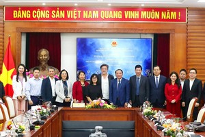 文体与旅游部长阮文雄（右七）同好莱坞剧组合影。