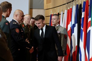 马克龙与欧洲及北约国家的军方首脑会面。（图：路透社）