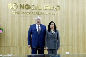 外交部副部长黎氏秋姮（右）与俄罗斯卡卢加州副州长弗拉基米尔‧波将金。（图：baoquocte.vn）