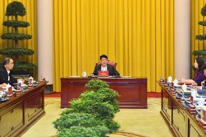 国家主席梁强（中）主持会议。（图：VOV）