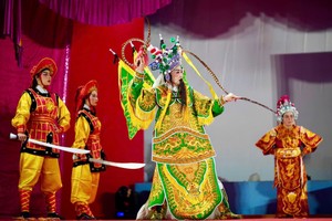 市统一潮剧团演戏贺元宵。