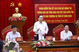 国会主席陈青敏（中）主持会议并发表讲话。（图：越通社）